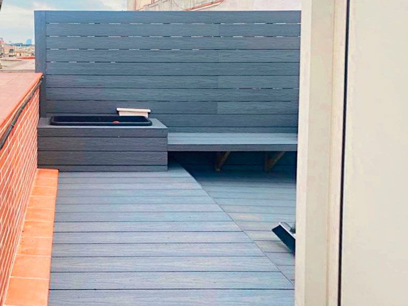Terrassa amb mobles de fusta de disseny per a l'exterior