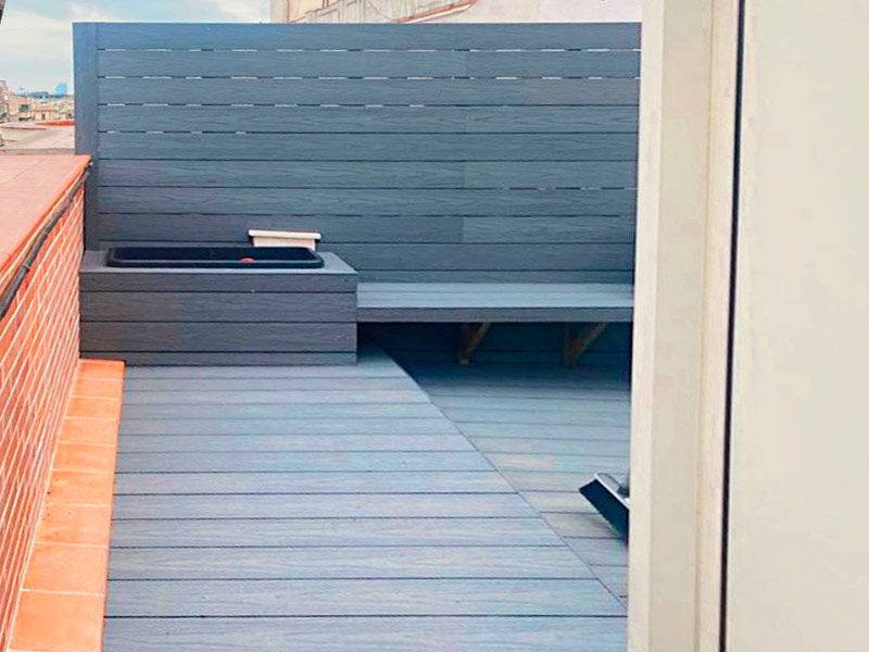 Terraza con muebles de madera para el exterior