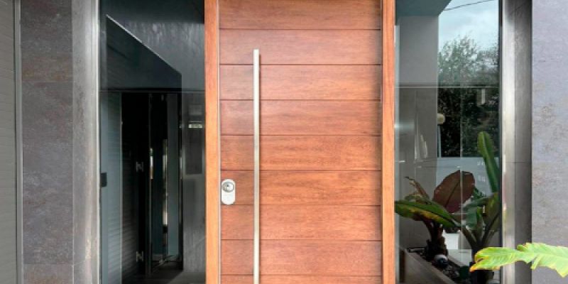 Puerta de madera principal de vivienda