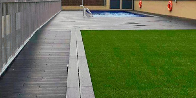 Suelo de piscina de madera en Barcelona