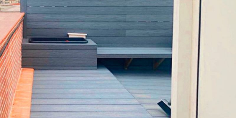 Terraza con muebles de madera para el exterior