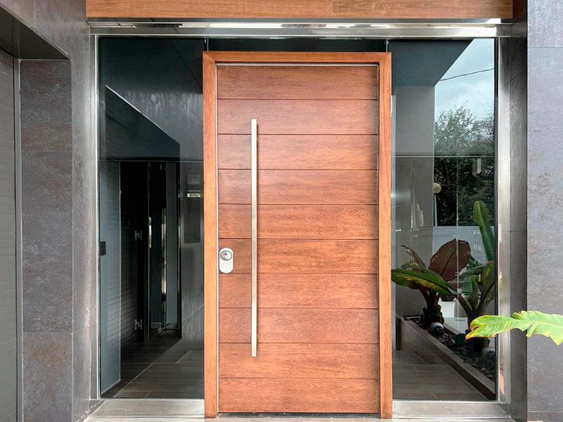 Puerta de madera principal de vivienda